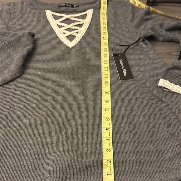 Doe & Rae Gray Long Sleeve Cut Out Top 🩶Size M 🩶 NWT - Picture 8 of 9